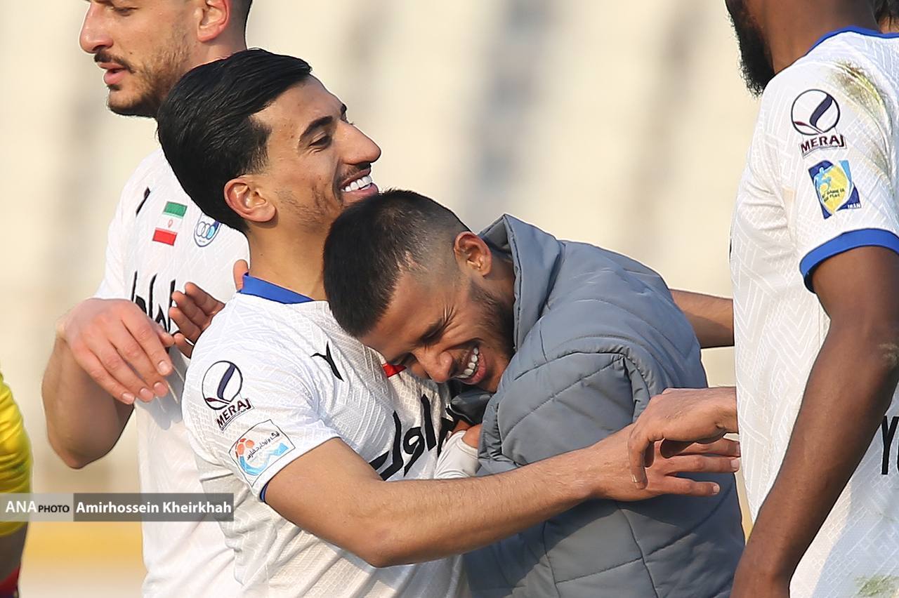 تصاویری جالب از شادی زائدالوصف ساپینتو و شاگردانش تصاویری جالب از شادی زائدالوصف ساپینتو و شاگردانش