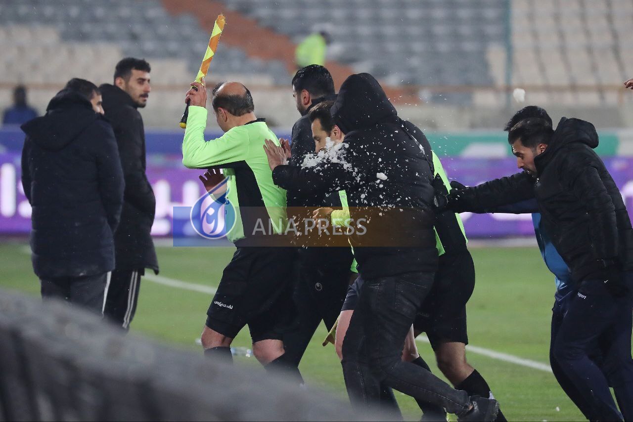 هواداران خشمگین پرسپولیس ملاحظه پیروانی را هم نکردند+تصاویر هواداران خشمگین پرسپولیس ملاحظه پیروانی را هم نکردند+تصاویر