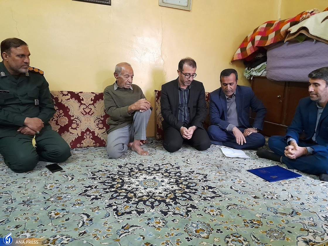 دیدار دانشگاهیان دانشگاه آزاد اسلامی واحد مسجدسلیمان با پدر شهید اسیوند دیدار دانشگاهیان دانشگاه آزاد اسلامی واحد مسجدسلیمان با پدر شهید اسیوند