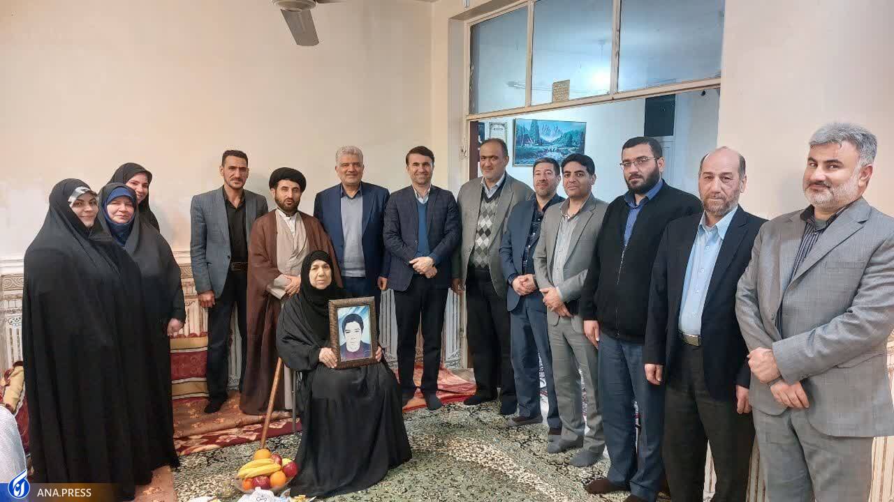 دیدار رئیس مرکز شاهد دانشگاه آزاد با خانواده شهید نوجوان عبدیزاده چگونه گذشت؟ دیدار رئیس مرکز شاهد دانشگاه آزاد با خانواده شهید نوجوان عبدیزاده چگونه گذشت؟