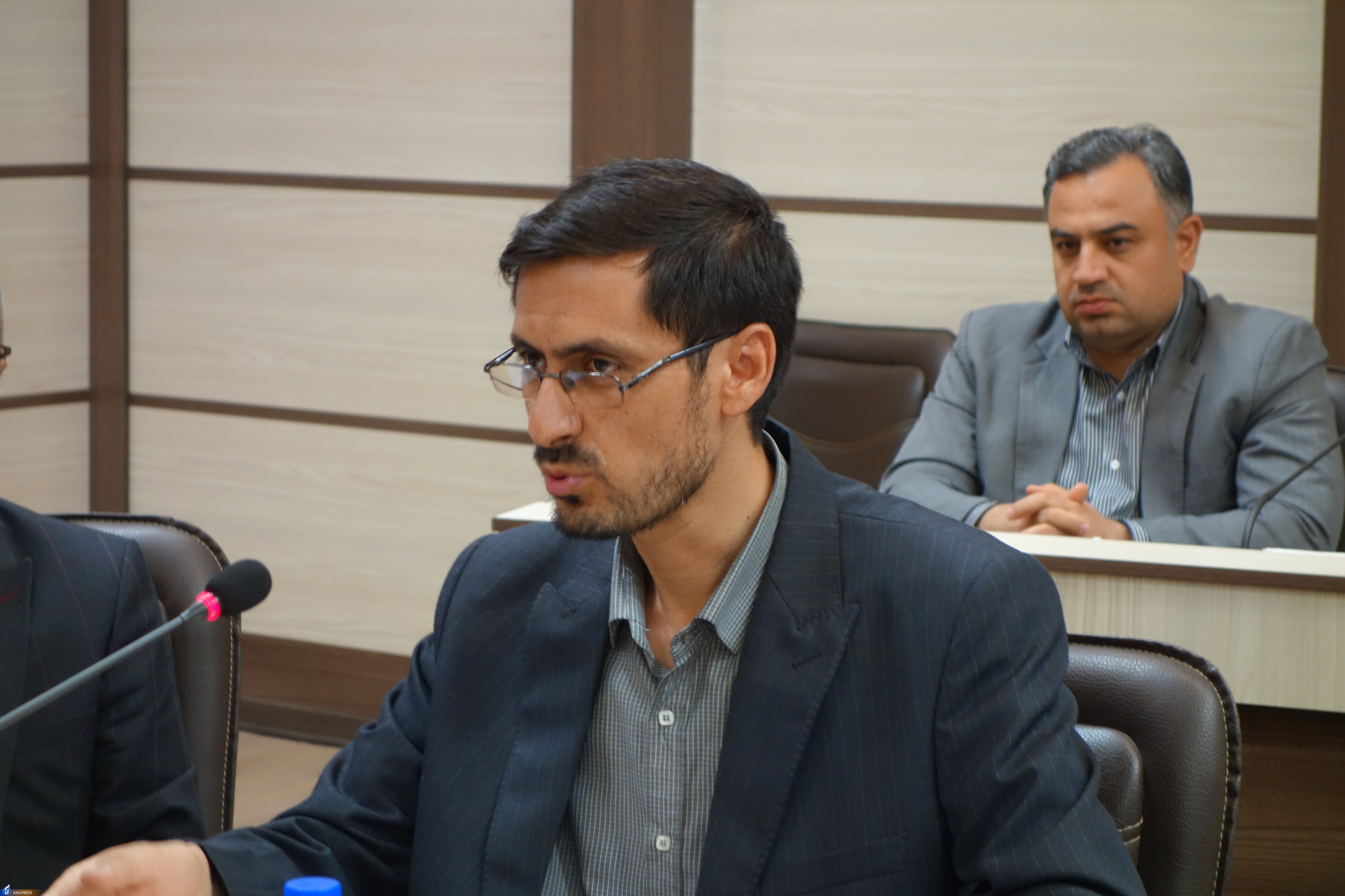 رونمایی از تندیس نخستین جشنواره «شعر وحدت» با تجلیل ۹ اثر برگزیده