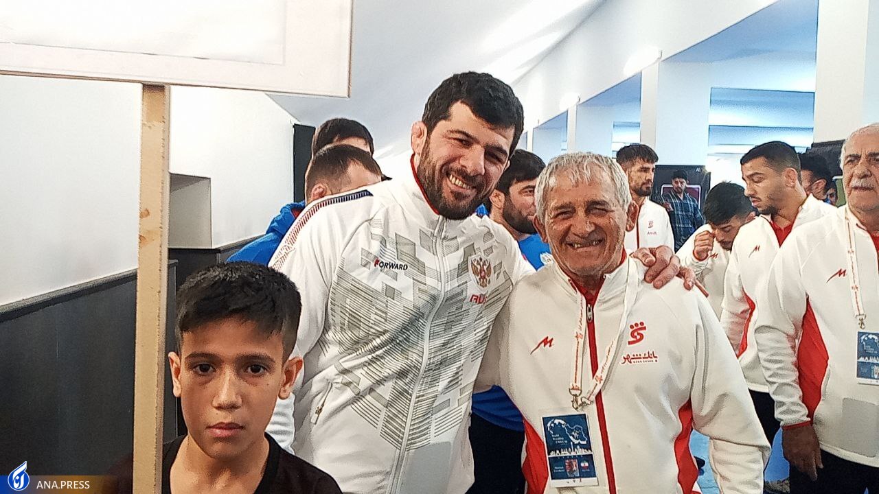 تشویق علی دایی در سالن هفتم تیر/ توصیه های یزدانی به شاگردانش قبل از مصاف با روسها تشویق علی دایی در سالن هفتم تیر/ توصیه های یزدانی به شاگردانش قبل از مصاف با روسها