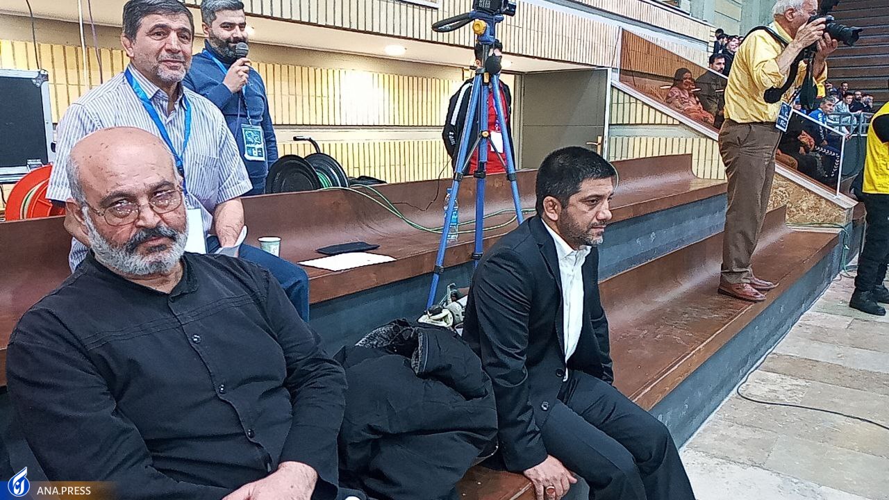 تشویق علی دایی در سالن هفتم تیر/ توصیه های یزدانی به شاگردانش قبل از مصاف با روسها تشویق علی دایی در سالن هفتم تیر/ توصیه های یزدانی به شاگردانش قبل از مصاف با روسها