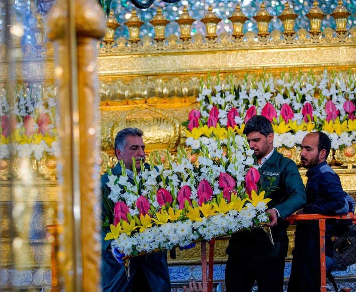 ضریح حرم امام علی (ع) با بیش از ۱۰۰۰ شاخه گل طبیعی تزیین شد+عکس و فیلم ضریح حرم امام علی (ع) با بیش از ۱۰۰۰ شاخه گل طبیعی تزیین شد+عکس و فیلم