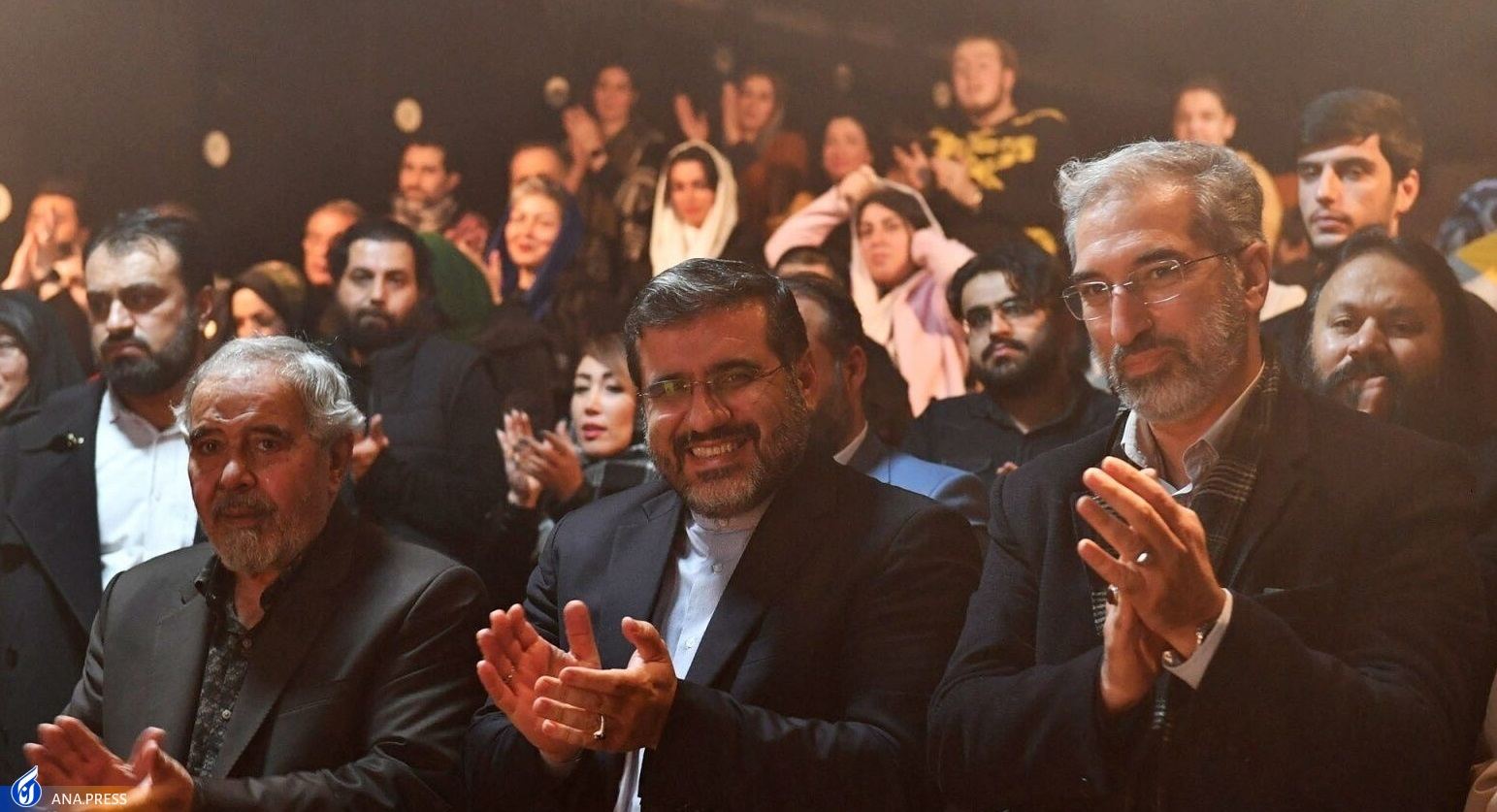 استقبال عموم از نمایش‌ها در جشنواره فجر تا بازدید زودهنگام وزیر ارشاد + فیلم