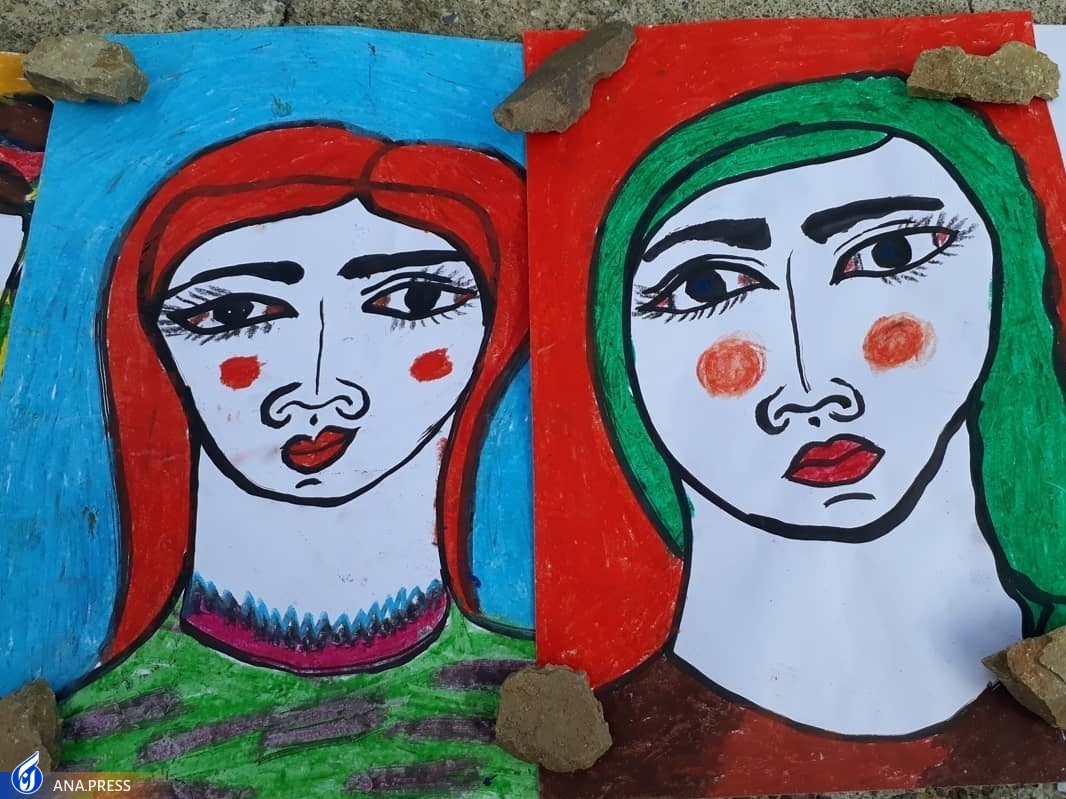 کودکان برای ارتزاق هنرفروشی می‌کنند