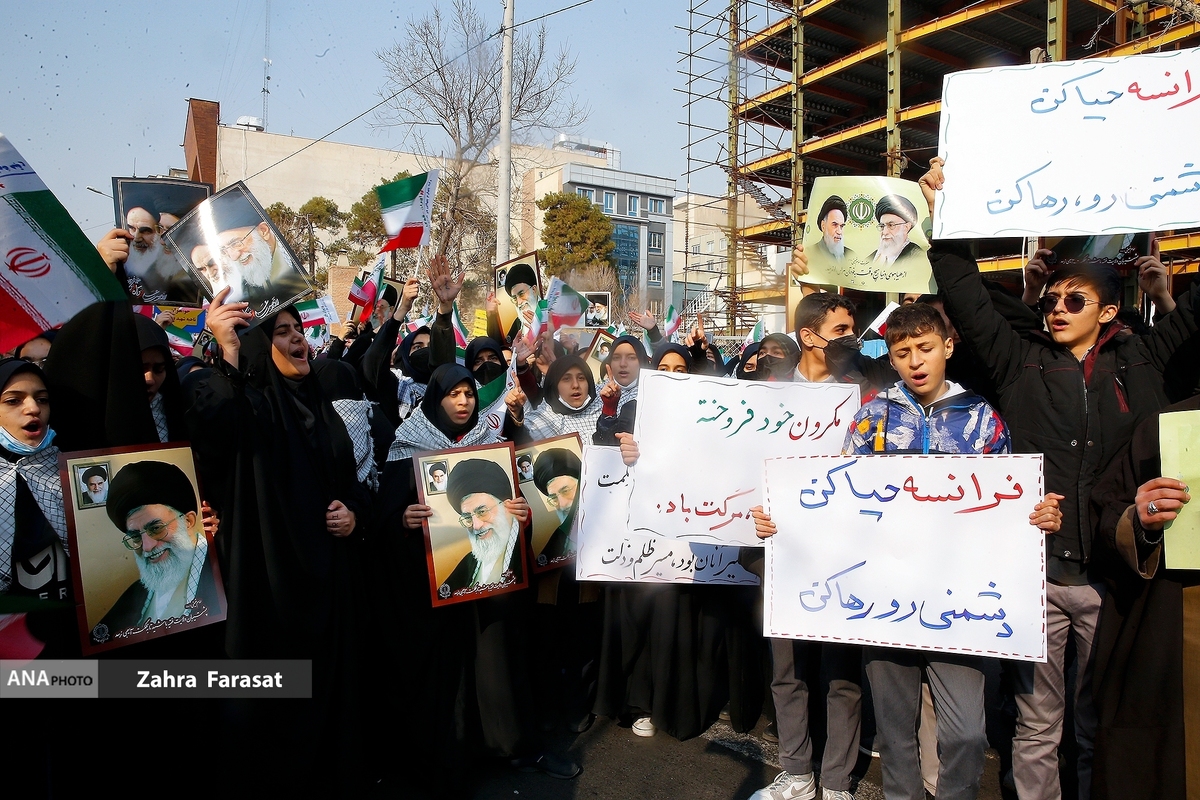 تجمع اعتراضی شهروندان تهرانی در برابر سفارت فرانسه