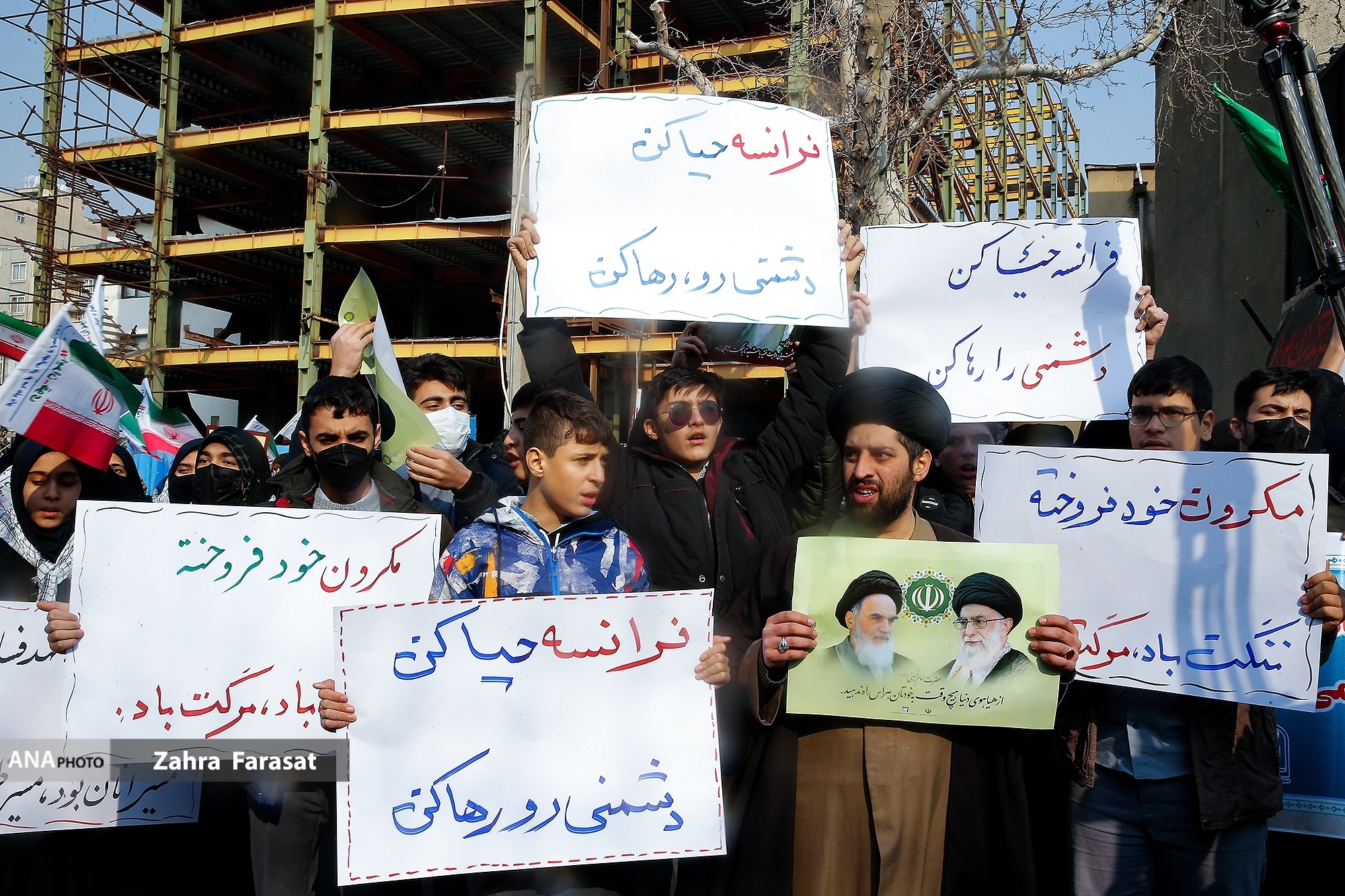 اعتراض دانش‌آموزان نسبت به اهانت نشریه فرانسوی به مرجعیت