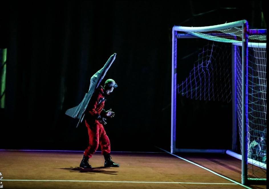 کرنر زیر درختان بلوط و مخاطبانی که همنوا با شهدای دفاع مقدس شدند کرنر زیر درختان بلوط و مخاطبانی که همنوا با شهدای دفاع مقدس شدند