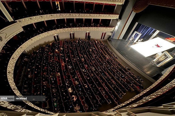 از اقبال بلند تهرانیها در نیمه جشنواره تا ادای احترام مخاطبان به ساحت امام رئوف در یک نمایش از اقبال بلند تهرانیها در نیمه جشنواره تا ادای احترام مخاطبان به ساحت امام رئوف در یک نمایش