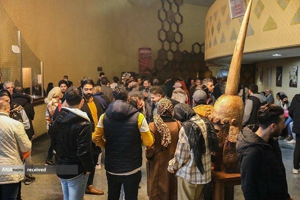 از اقبال بلند تهرانی‌ها در نیمه جشنواره تا ادای احترام مخاطبان به ساحت امام رئوف در یک نمایش