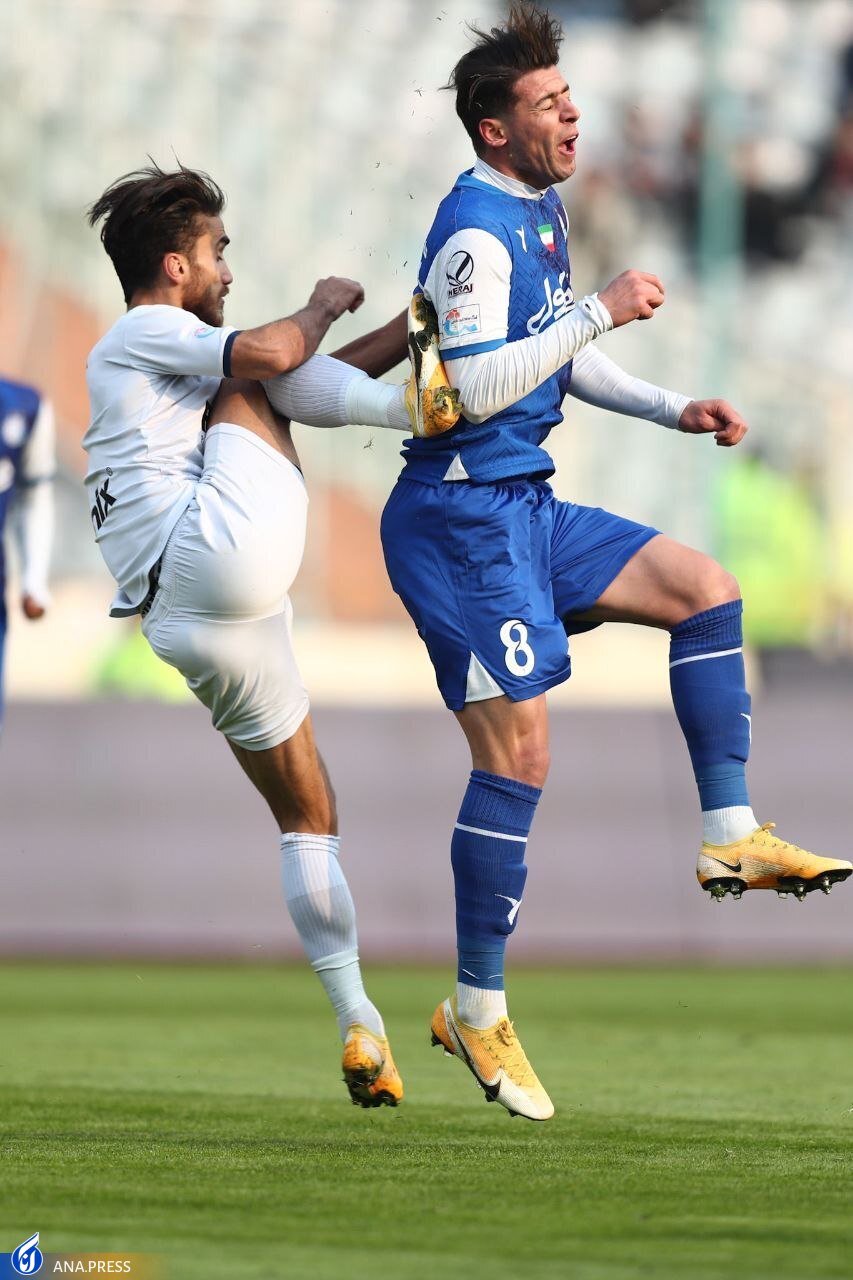 داور خطا روی بازیکن استقلال را به سود ملوان گرفت+تصاویر داور خطا روی بازیکن استقلال را به سود ملوان گرفت+تصاویر