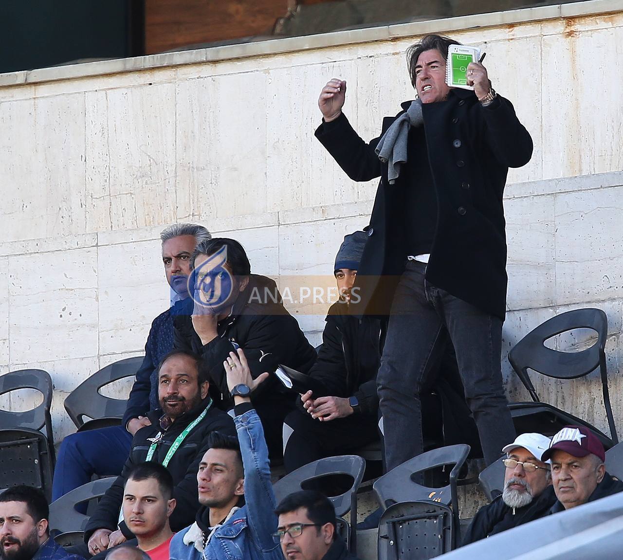 واکنش‌های تکراری ساپینتو از روی سکوها!+ تصاویر