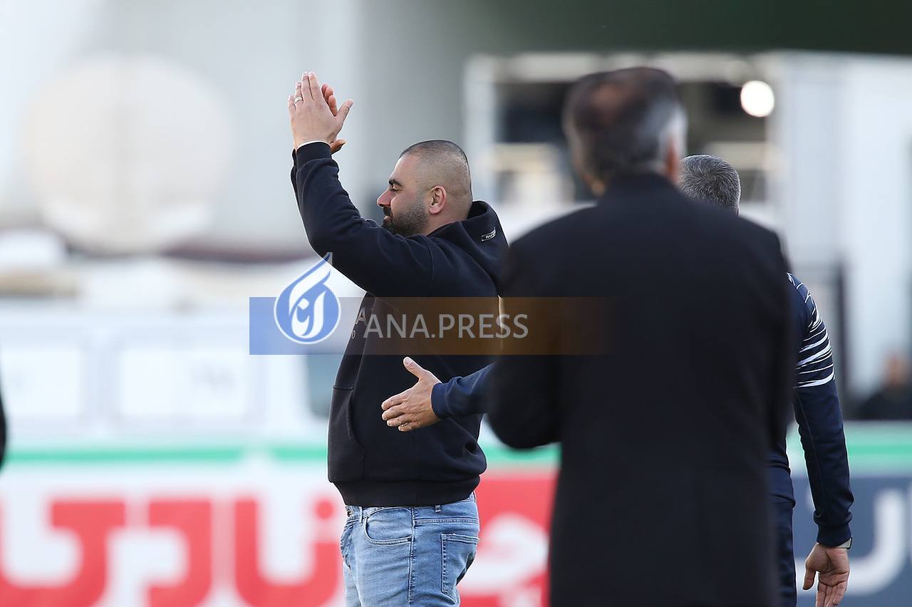 برخورد شدید زارع با داور پس از ۱۰ نفره شدن ملوان+تصاویر برخورد شدید زارع با داور پس از ۱۰ نفره شدن ملوان+تصاویر