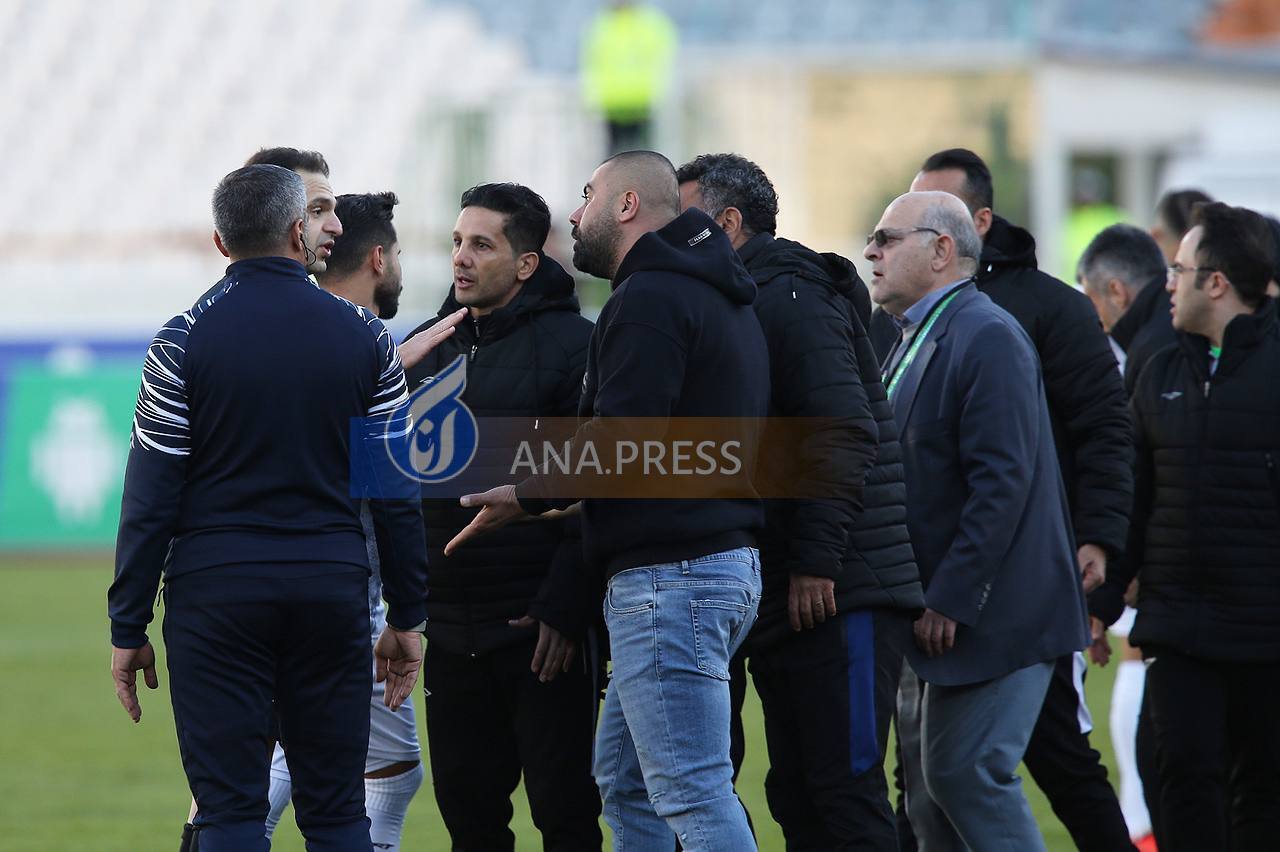 برخورد شدید زارع با داور پس از ۱۰ نفره شدن ملوان+تصاویر