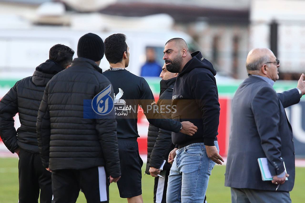 برخورد شدید زارع با داور پس از ۱۰ نفره شدن ملوان+تصاویر