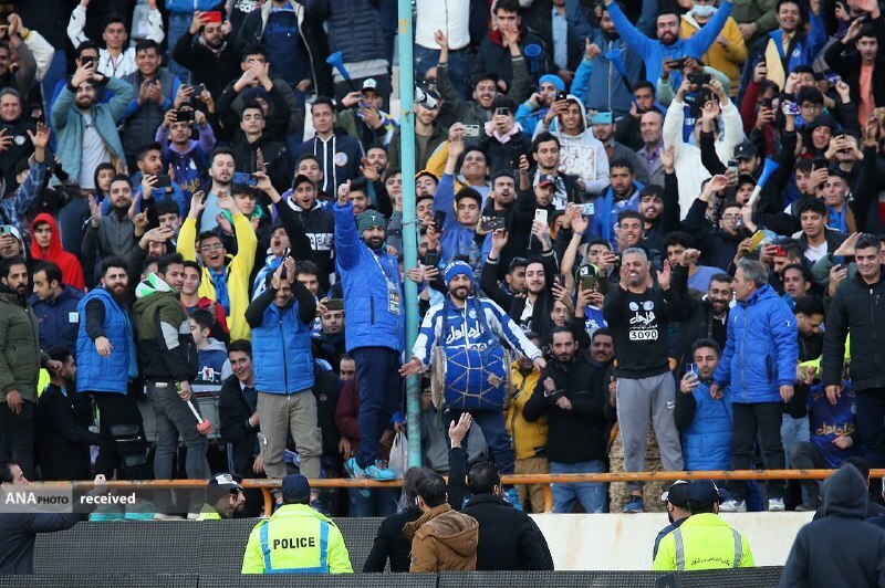 سهیم شدن تماشاگران با سرمربی پرتغالی سهیم شدن تماشاگران با سرمربی پرتغالی