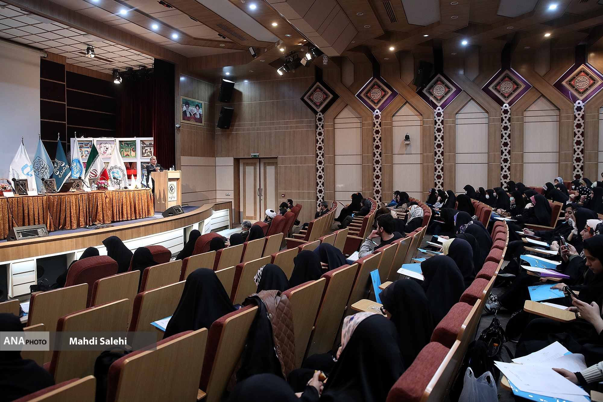 ضرورت استفاده از جذابیت های فضای مجازی برای استحکام بنیان خانواده