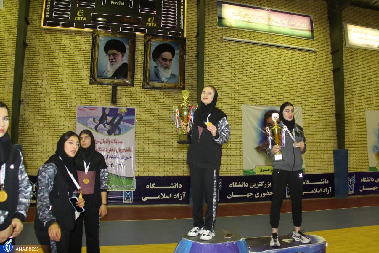 دختران تهرانی جام قهرمانی والیبال را به خانه آوردند دختران تهرانی جام قهرمانی والیبال را به خانه آوردند