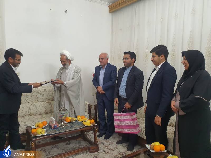 نظام اسلامی مدیون خون پاک شهدا و جانبازان است نظام اسلامی مدیون خون پاک شهدا و جانبازان است