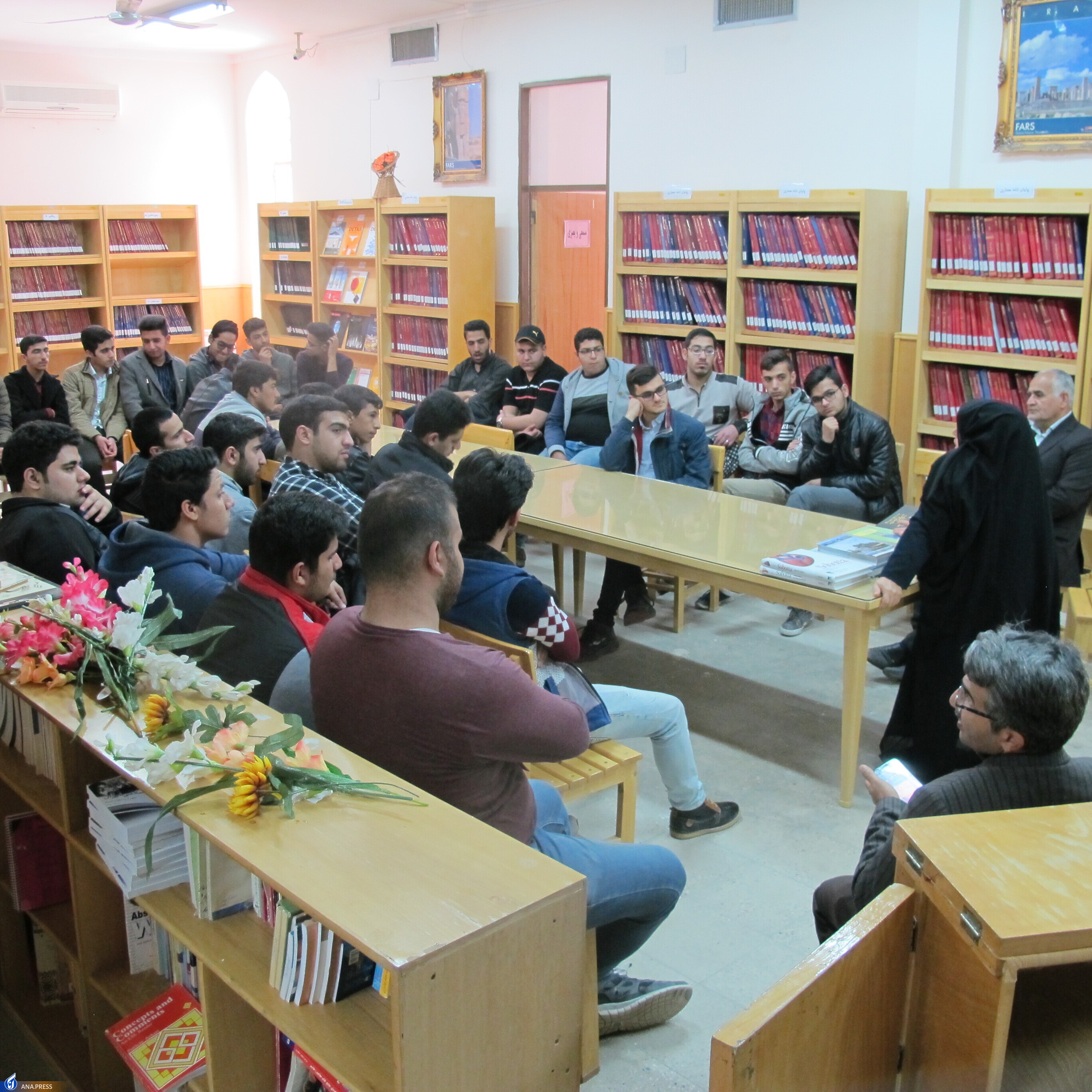 کتاب صمیمی‌ترین دوست برای همنشینی و بهترین مشاور در زمان تردید است