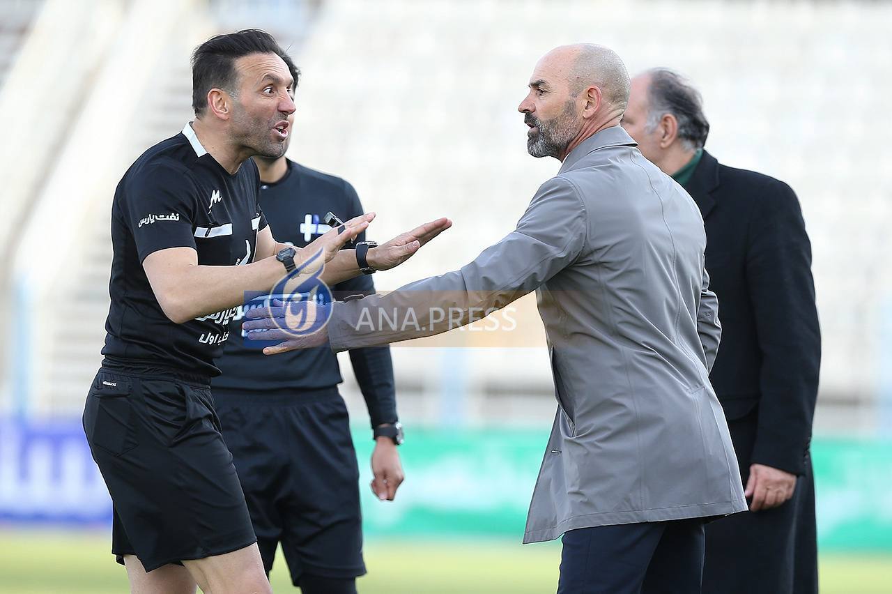 فریم به فریم برخورد سرمربی تراکتور با دستیارش+تصاویر فریم به فریم برخورد سرمربی تراکتور با دستیارش+تصاویر