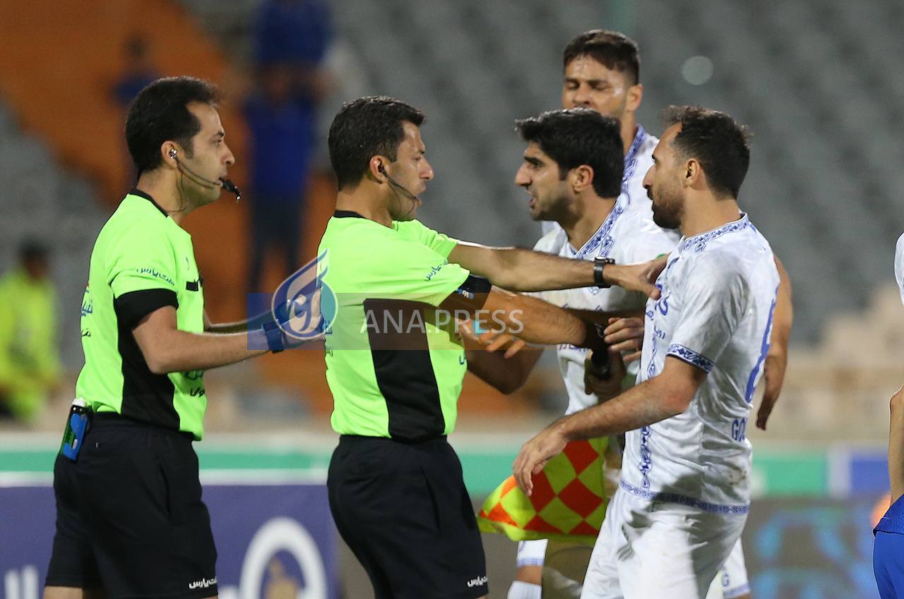 تصاویر اعتراض کم‌سابقه گل‌گهری‌ها به اعلام پنالتی برای استقلال