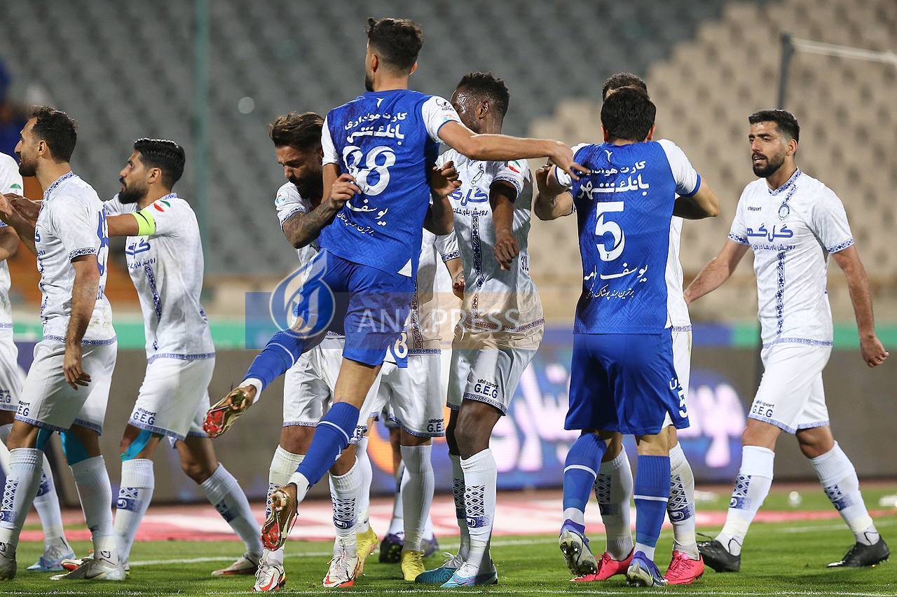 تصاویر اعتراض کم‌سابقه گل‌گهری‌ها به اعلام پنالتی برای استقلال