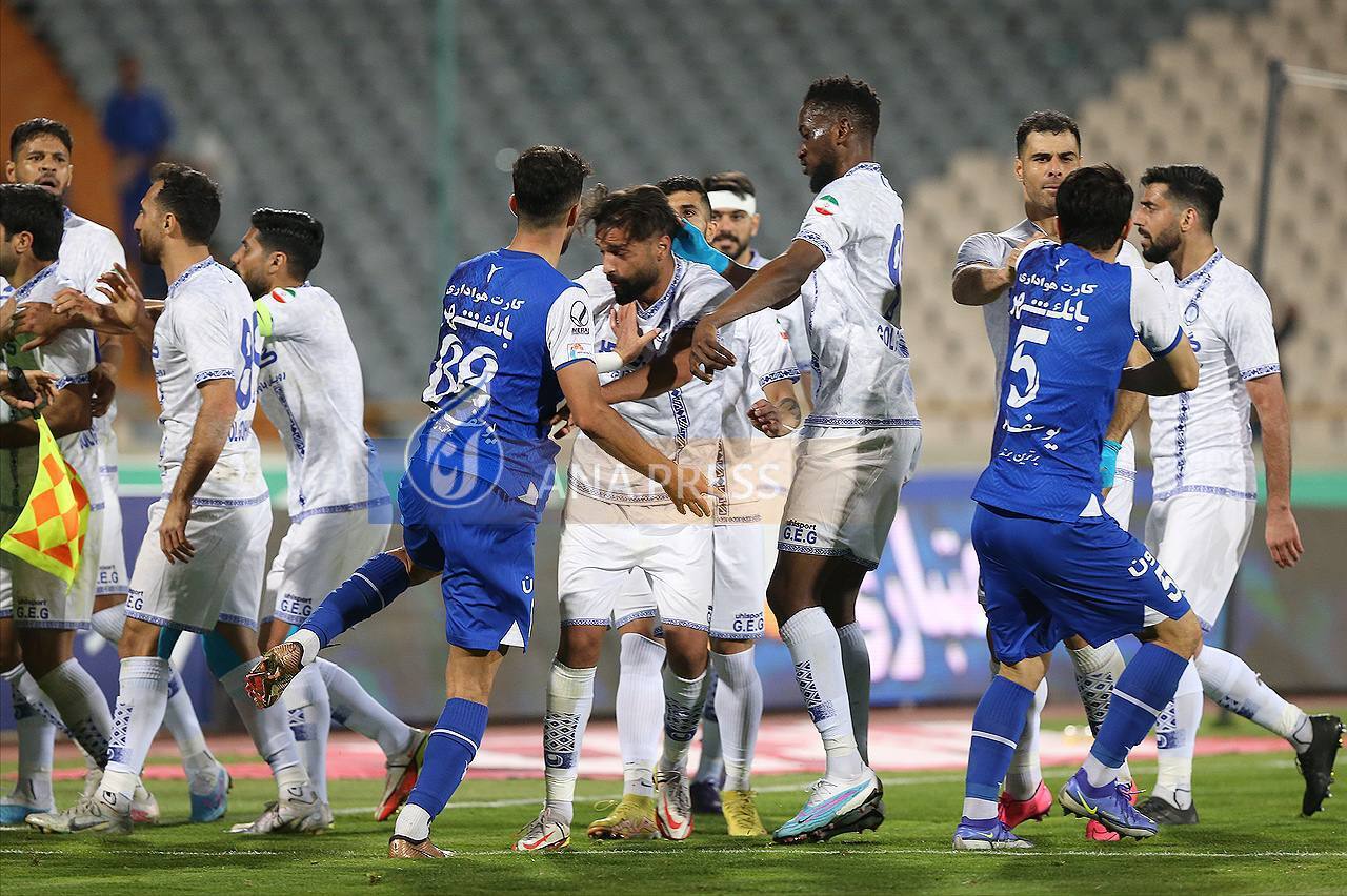 تصاویر اعتراض کم‌سابقه گل‌گهری‌ها به اعلام پنالتی برای استقلال