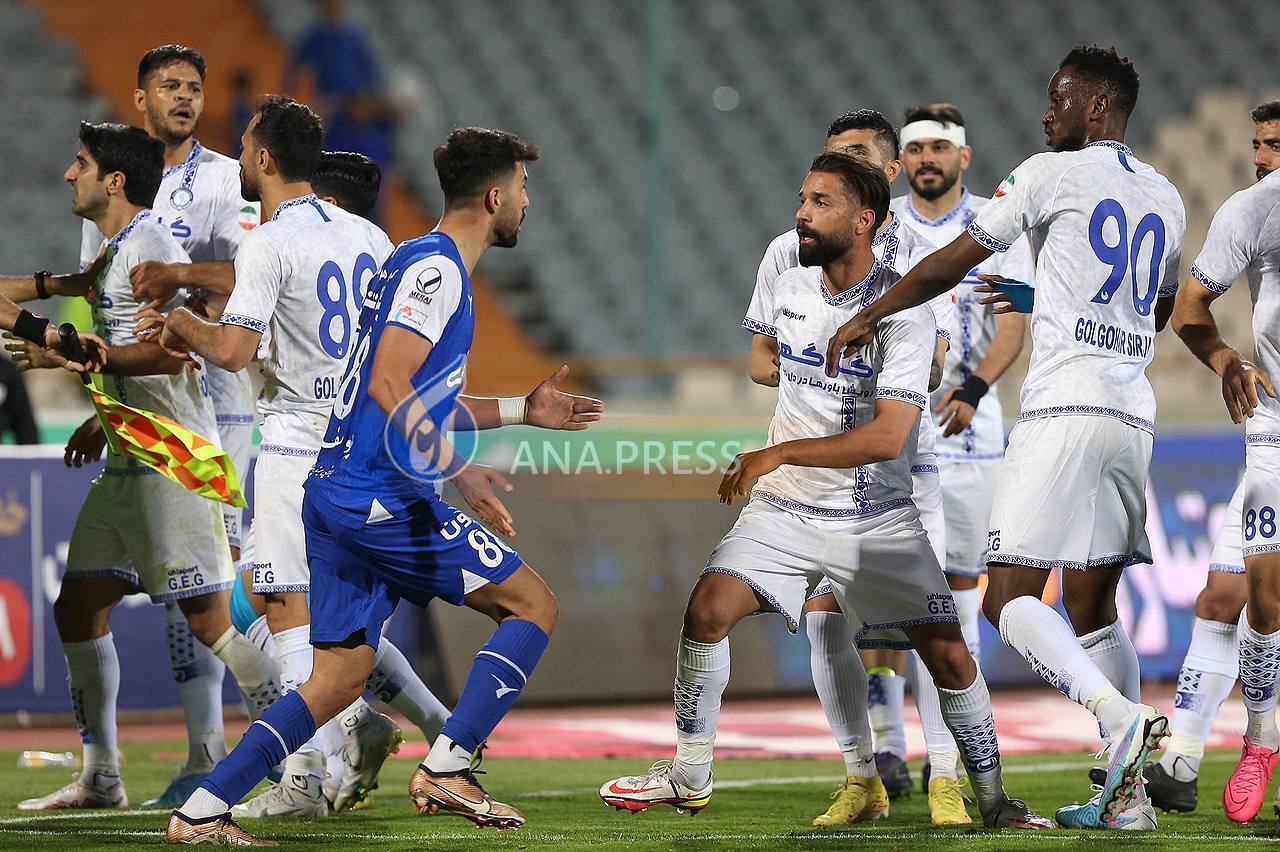 تصاویر اعتراض کم‌سابقه گل‌گهری‌ها به اعلام پنالتی برای استقلال