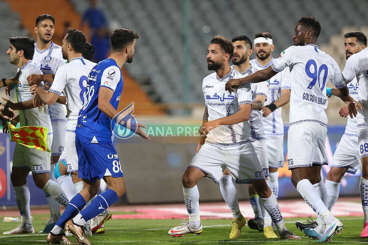 تصاویر اعتراض کم‌سابقه گل‌گهری‌ها به اعلام پنالتی برای استقلال