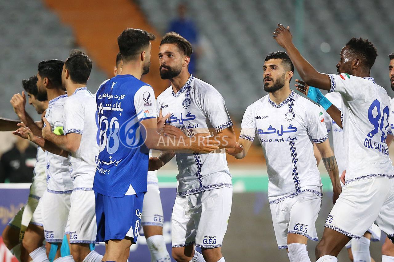 تصاویر اعتراض کم‌سابقه گل‌گهری‌ها به اعلام پنالتی برای استقلال