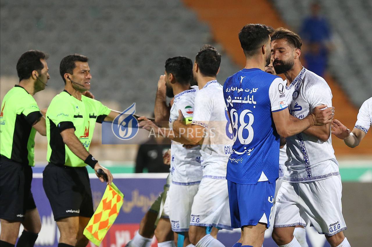 تصاویر اعتراض کم‌سابقه گل‌گهری‌ها به اعلام پنالتی برای استقلال