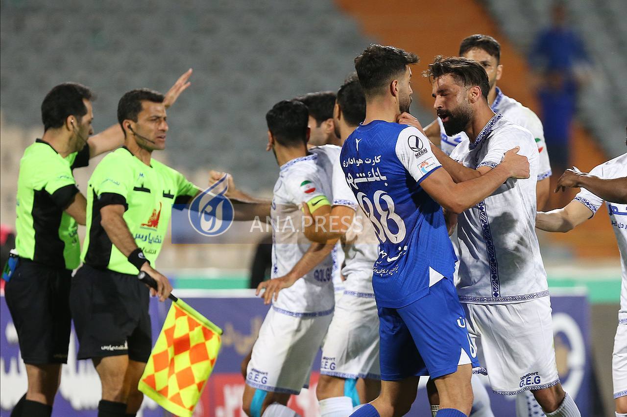 تصاویر اعتراض کم‌سابقه گل‌گهری‌ها به اعلام پنالتی برای استقلال