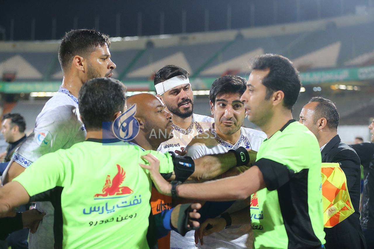 خشم غیر قابل کنترل شاگردان قلعه نویی در اعتراض به موعود بنیادی فر+ تصاویر خشم غیر قابل کنترل شاگردان قلعه نویی در اعتراض به موعود بنیادی فر+ تصاویر