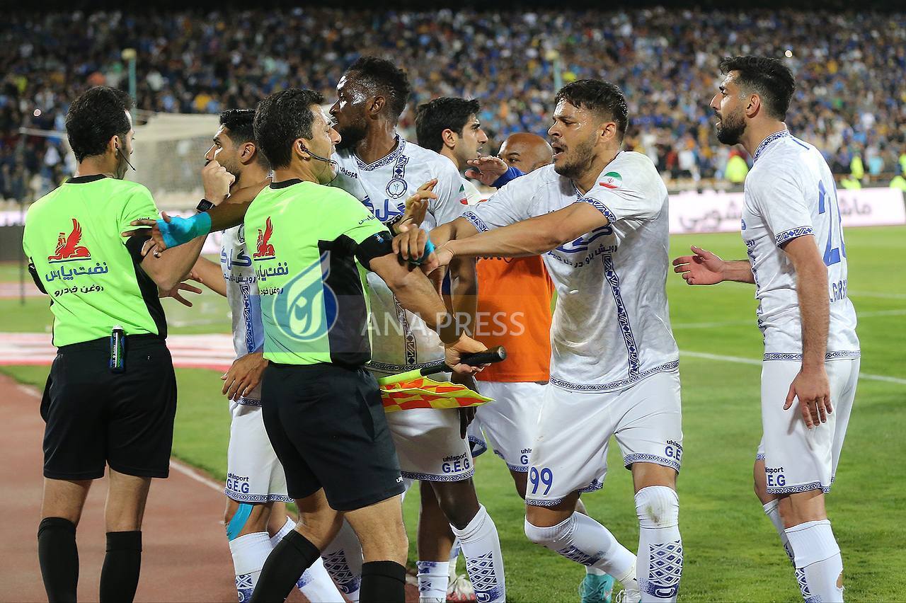 خشم غیر قابل کنترل شاگردان قلعه نویی در اعتراض به موعود بنیادی فر+ تصاویر خشم غیر قابل کنترل شاگردان قلعه نویی در اعتراض به موعود بنیادی فر+ تصاویر