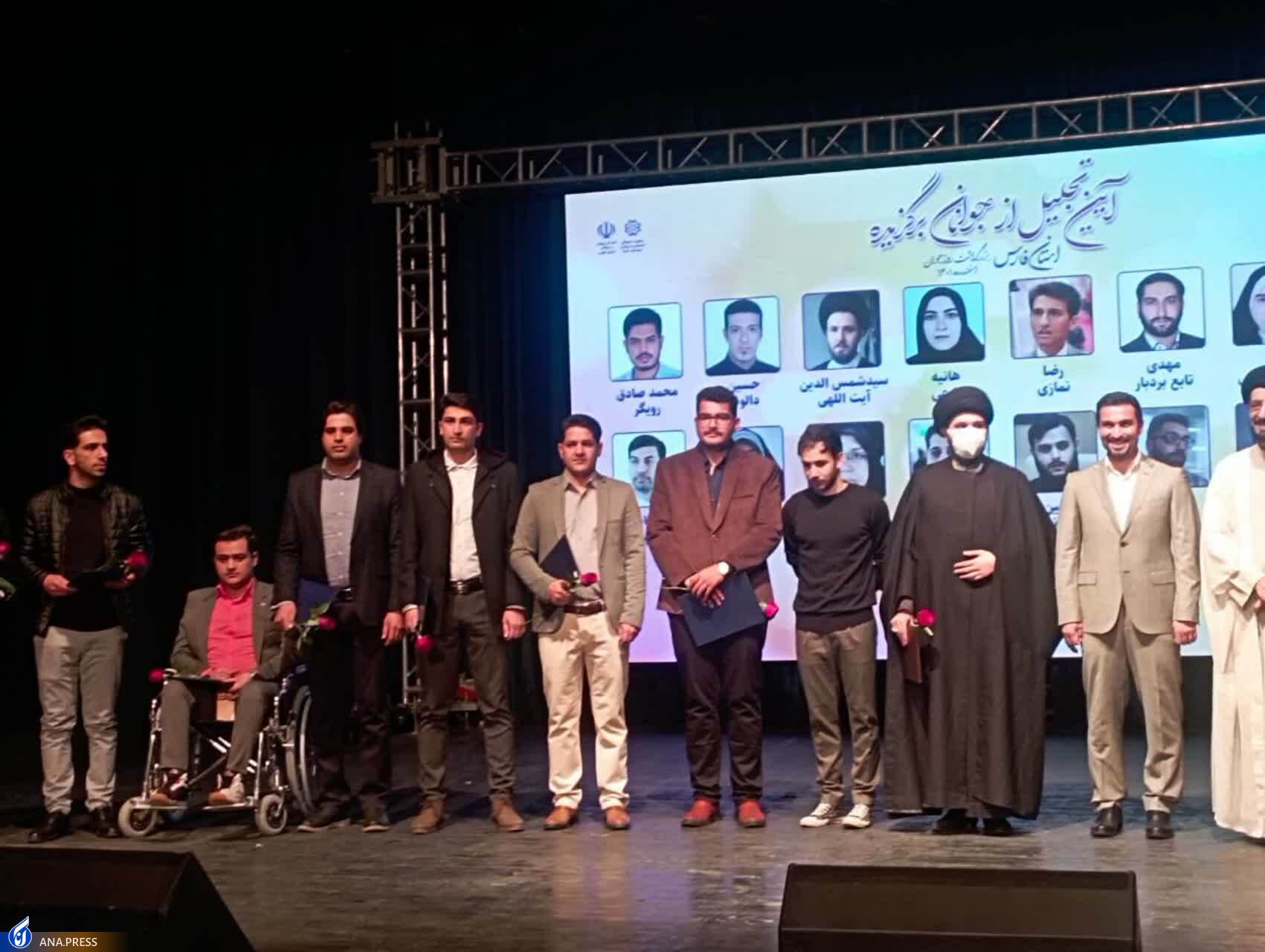 دانشجوی دانشگاه آزاد اسلامی واحد شیراز جوان برتر ایران زمین شد دانشجوی دانشگاه آزاد اسلامی واحد شیراز جوان برتر ایران زمین شد