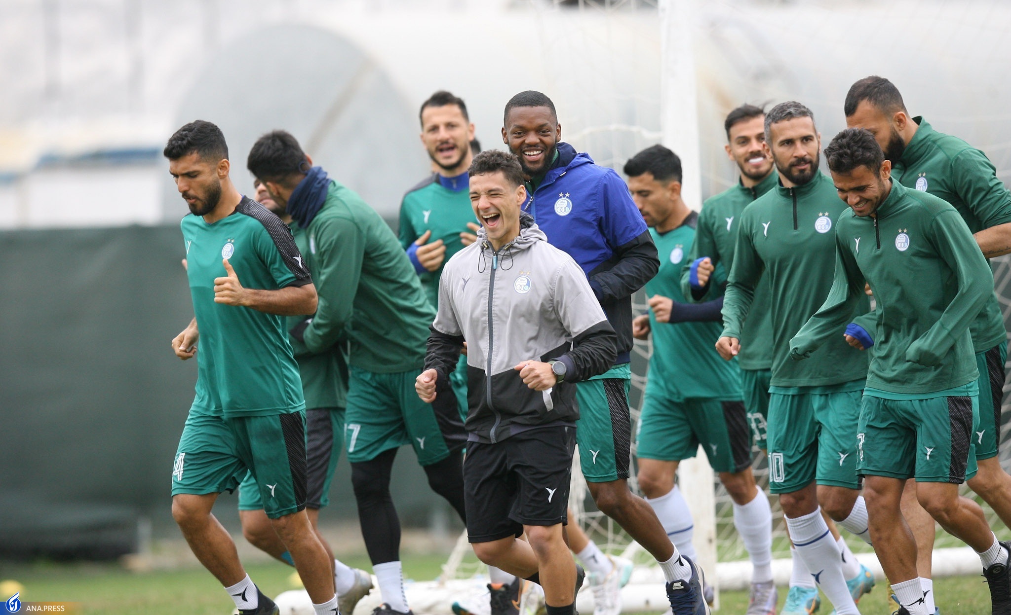 استقبال ساپینتو از گلزنان استقلال/ تبریک ولادت حضرت مهدی(ع) به سبک ابی پوشان+تصاویر