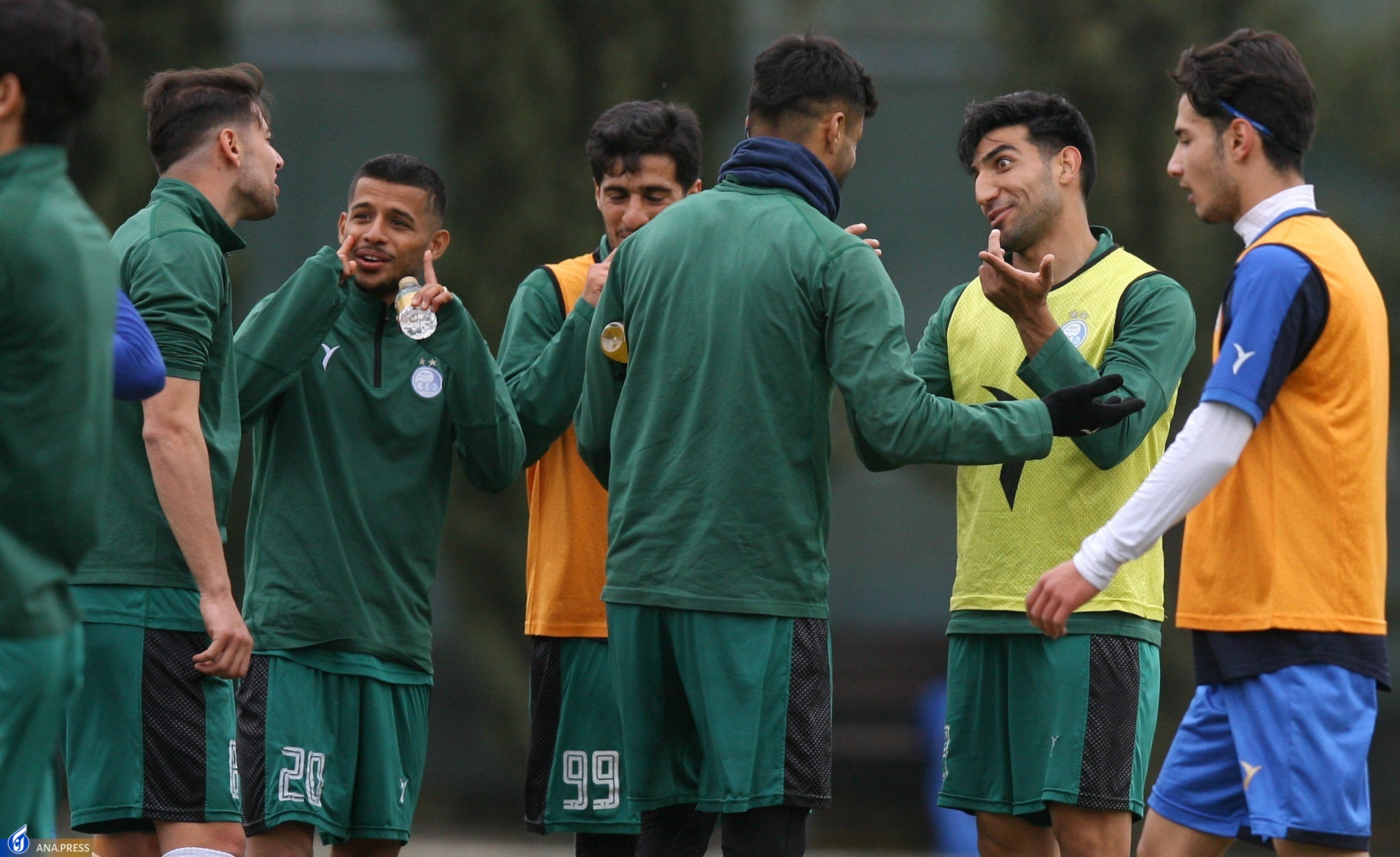 استقبال ساپینتو از گلزنان استقلال/ تبریک ولادت حضرت مهدی(ع) به سبک ابی پوشان+تصاویر