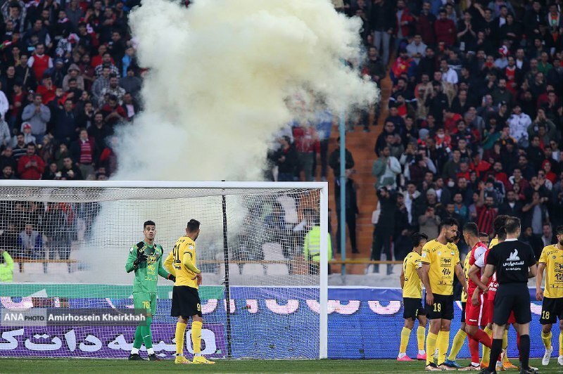 از منفجرشدن نارنجک پشت دروازه نیازمند تا پرتاب بطری آب معدنی از منفجرشدن نارنجک پشت دروازه نیازمند تا پرتاب بطری آب معدنی