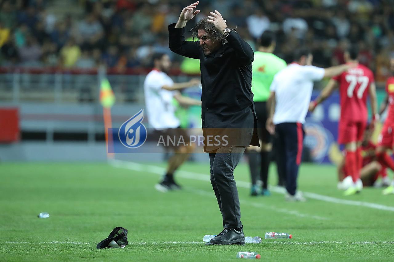 از انداختن کلاه به روی زمین توسط ساپینتو تا پرتاب بطری آب به وسط زمین+ فیلم از انداختن کلاه به روی زمین توسط ساپینتو تا پرتاب بطری آب به وسط زمین+ فیلم