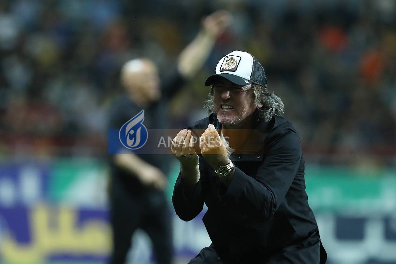 از انداختن کلاه به روی زمین توسط ساپینتو تا پرتاب بطری آب به وسط زمین+ فیلم از انداختن کلاه به روی زمین توسط ساپینتو تا پرتاب بطری آب به وسط زمین+ فیلم