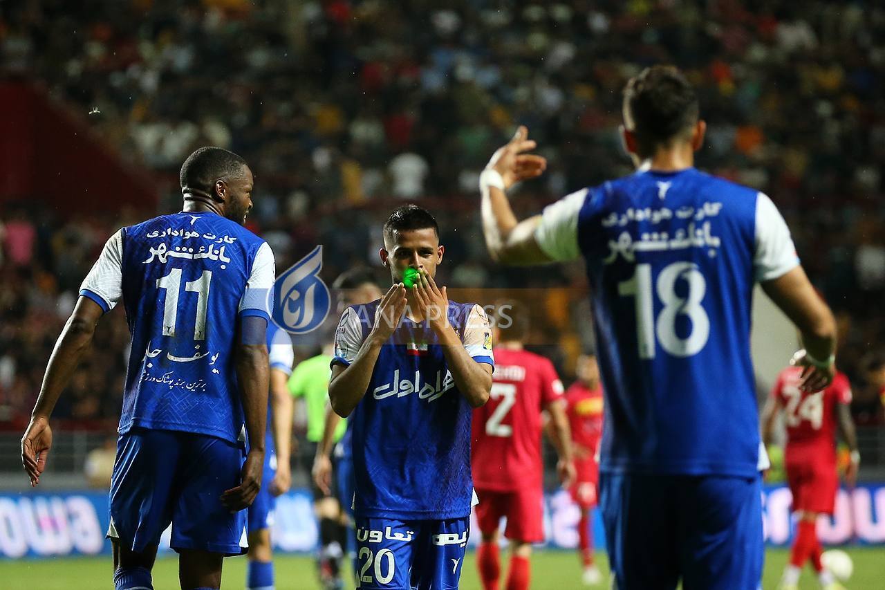 خوشحالی لیزری قائدی بعد از گل دوم استقلال+ تصاویر خوشحالی لیزری قائدی بعد از گل دوم استقلال+ تصاویر