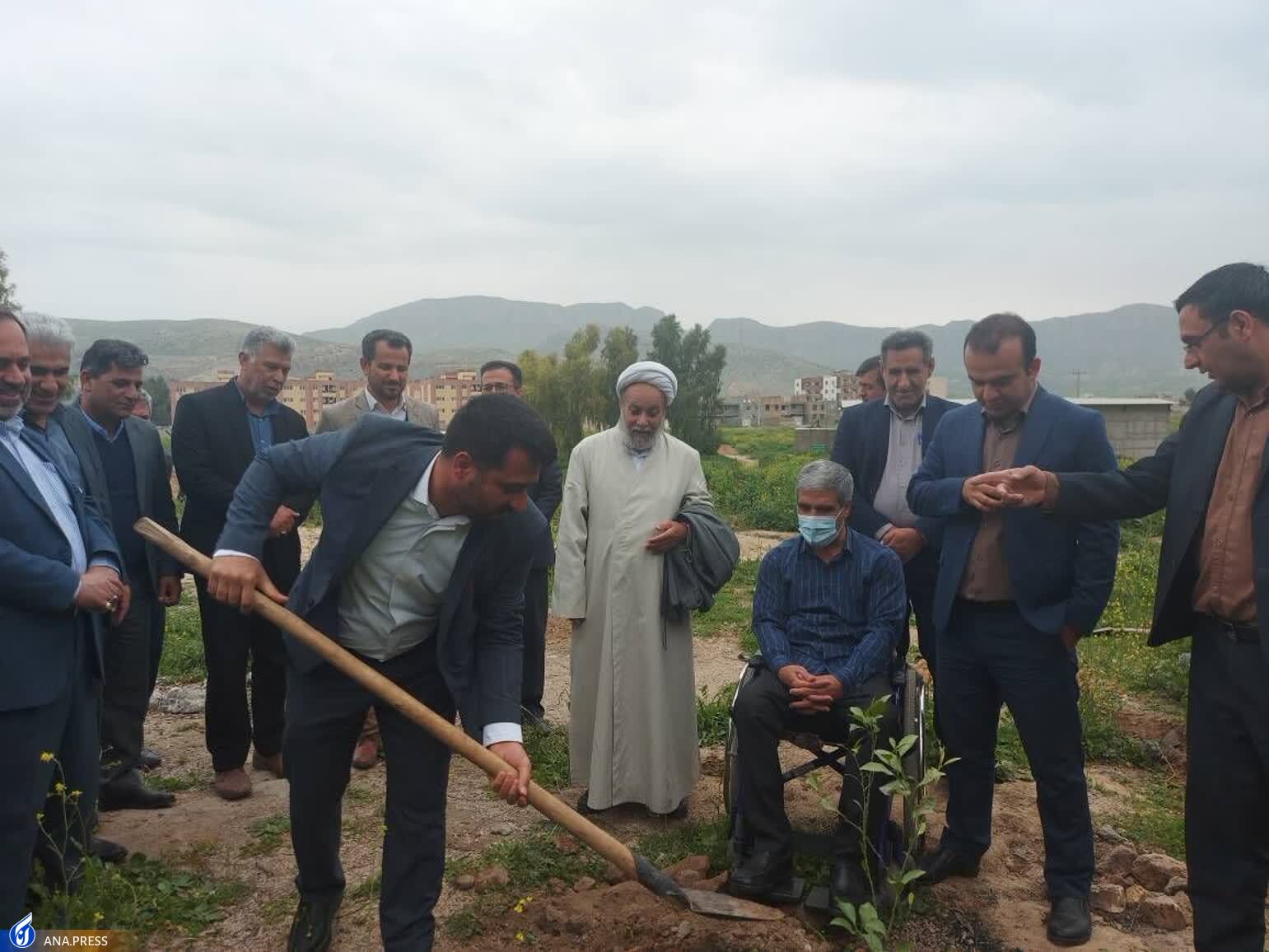 از کاشت درخت به یاد شهید تا دلجویی از خانواده‌ شهدا