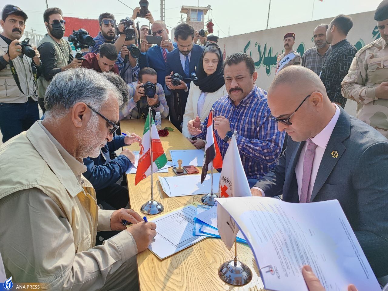 استقبال از ۷۱ شهید تازه تفحص شده در مرز شلمچه + فیلم استقبال از ۷۱ شهید تازه تفحص شده در مرز شلمچه + فیلم