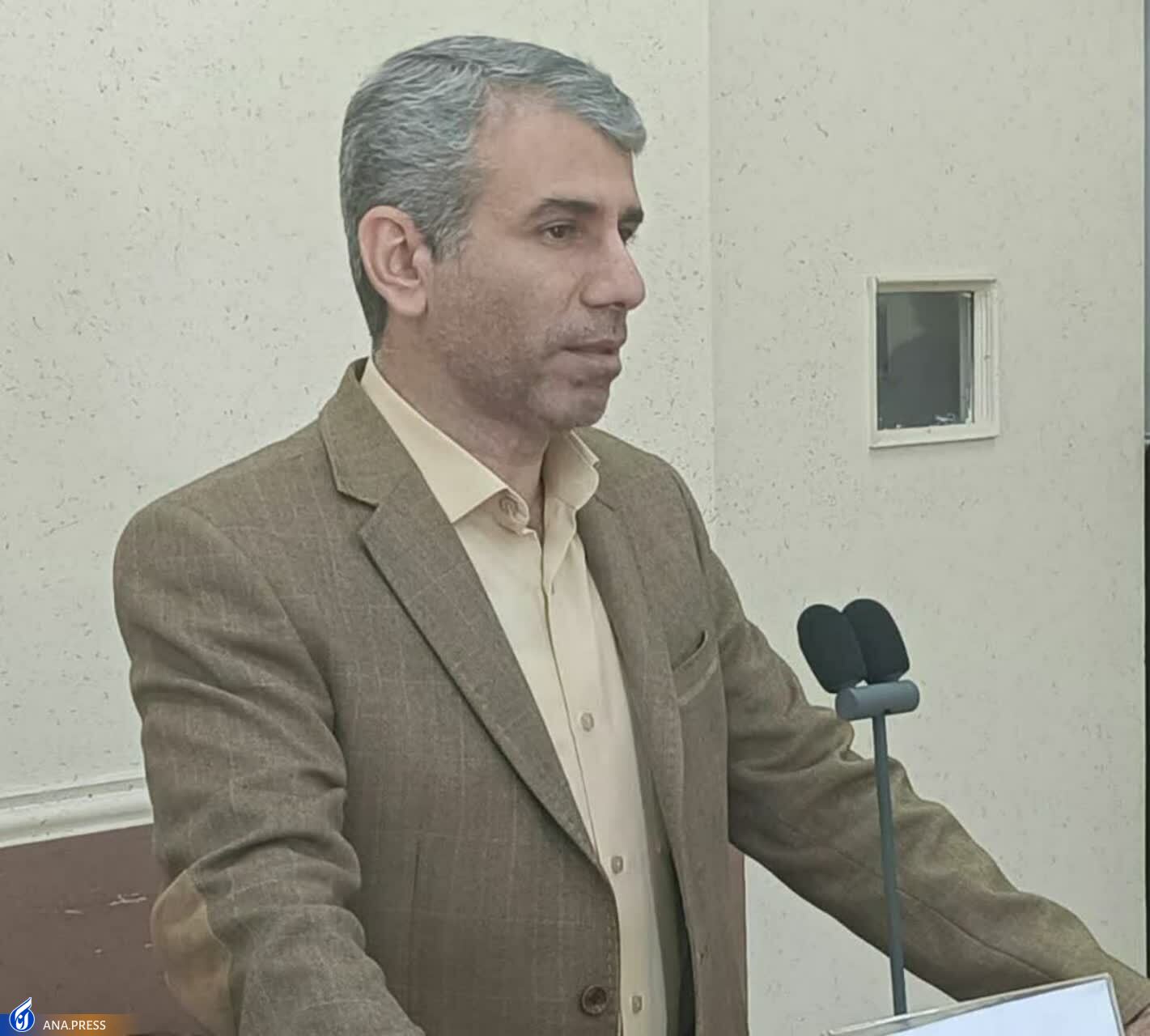 /| سنگ‌ها با تلاش فناوران از اراضی کشاورزی جمع‌آوری می‌شوند