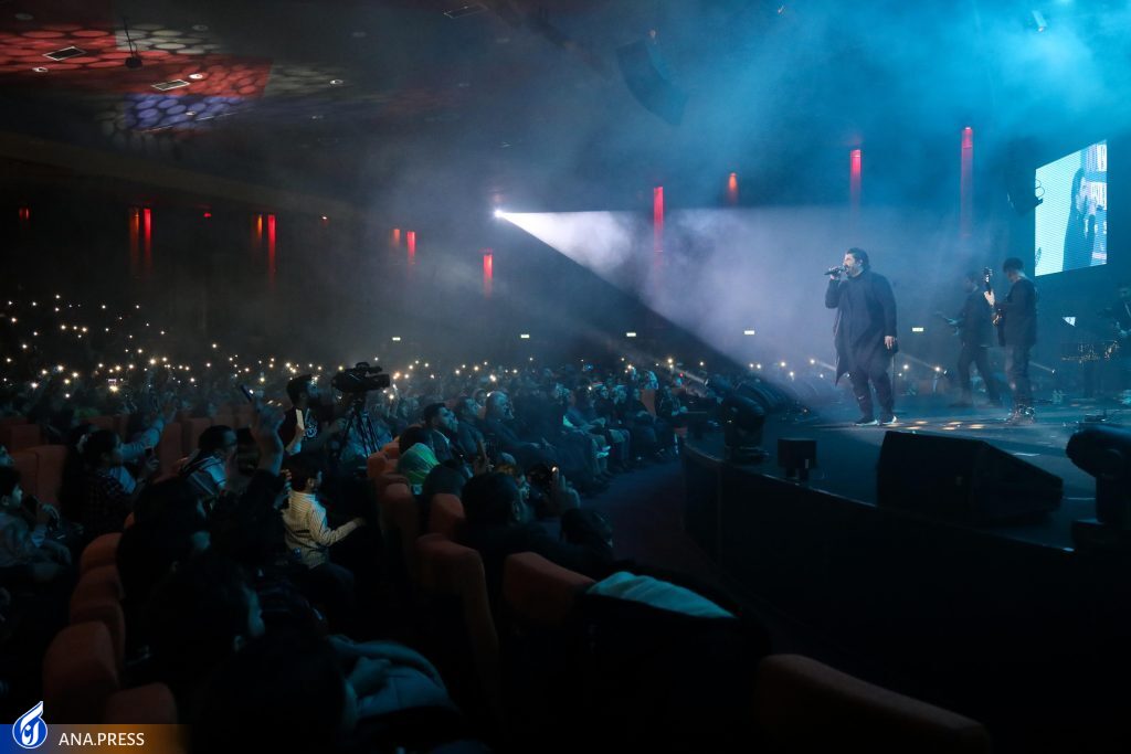 اجرای بامزه بهنام بانی در جشنواره موسیقی فجر+فیلم