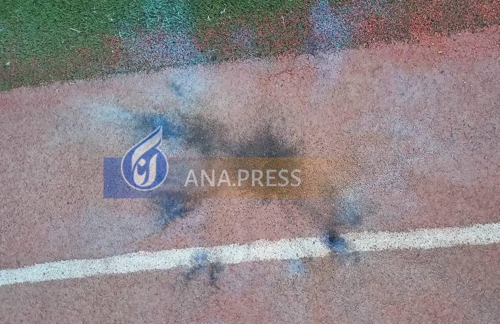 صحنههای عجیب و بمباران در ورزشگاه نقش جهان در واکنش به تصمیمات داور+تصاویر صحنههای عجیب و بمباران در ورزشگاه نقش جهان در واکنش به تصمیمات داور+تصاویر