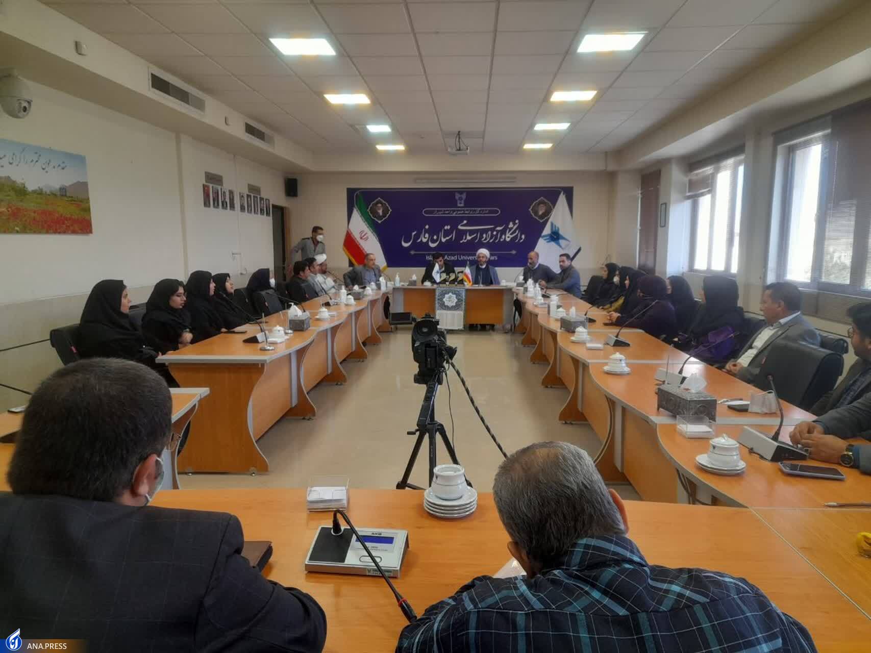 تنها راه نجات انسانها تمسک جستن به قرآن و اهل بیت(ع) است تنها راه نجات انسانها تمسک جستن به قرآن و اهل بیت(ع) است