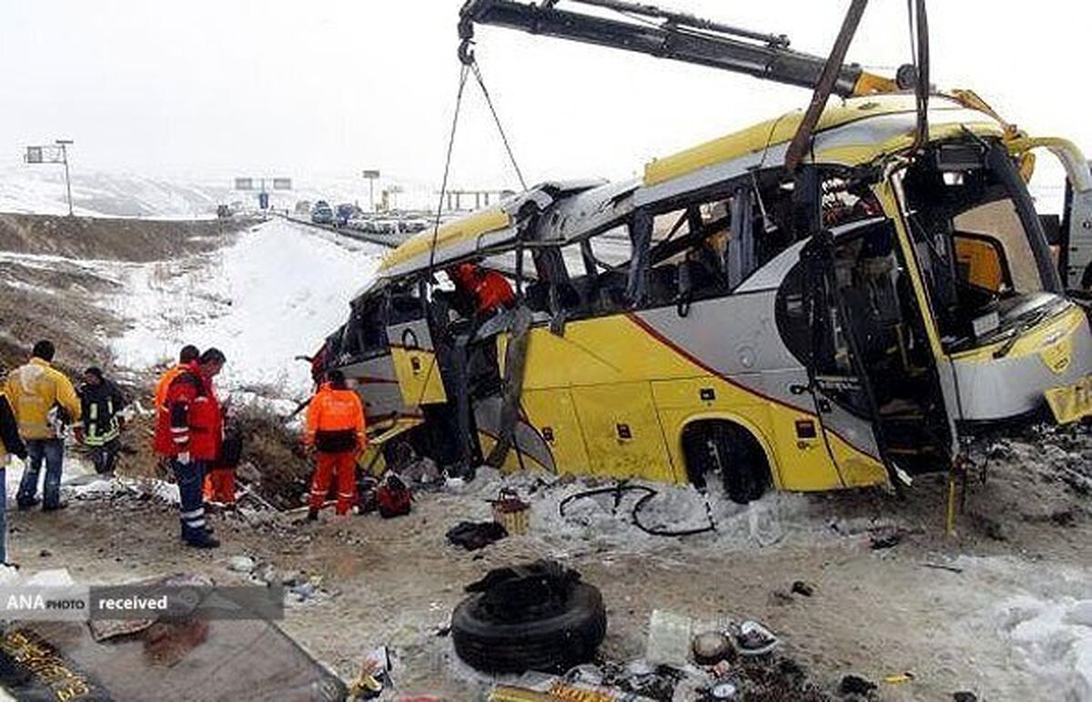 یک کشته و ۴۸ مصدوم در تصادف سواری با اتوبوس